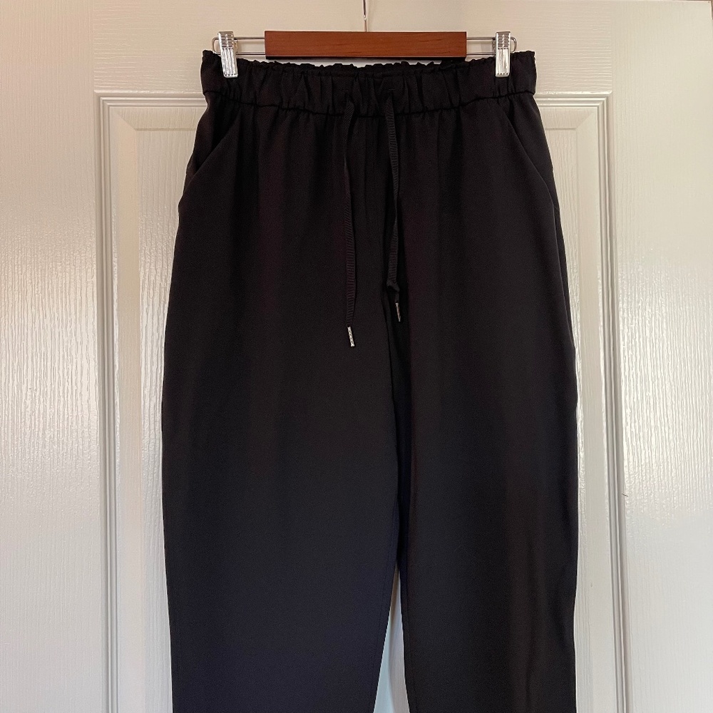 Lululemon On The Fly Crop Woven 23" Size 10